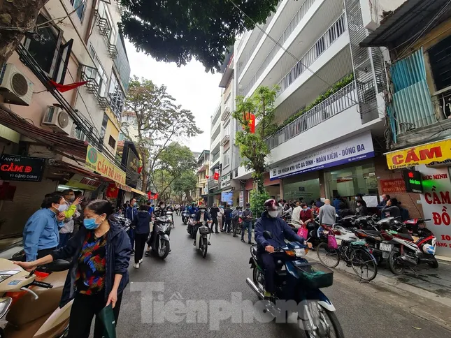 Lo mất thêm tiền, người dân Thủ đô đổ xô đi xóa nợ tiền sử dụng đất ảnh 1