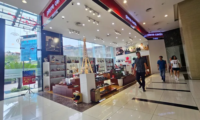 Phớt lờ 'lệnh' đình chỉ, loạt cửa hàng vẫn hoạt động tại chung cư Discovery Complex ảnh 2