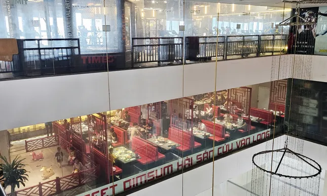 Phớt lờ 'lệnh' đình chỉ, loạt cửa hàng vẫn hoạt động tại chung cư Discovery Complex ảnh 7