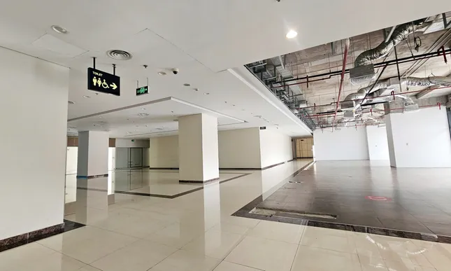 Phớt lờ 'lệnh' đình chỉ, loạt cửa hàng vẫn hoạt động tại chung cư Discovery Complex ảnh 10