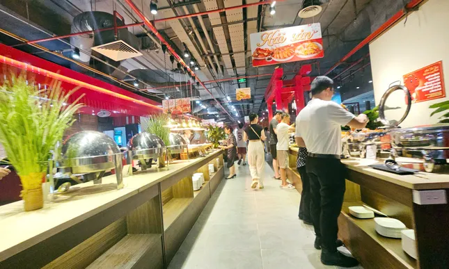 Phớt lờ 'lệnh' đình chỉ, loạt cửa hàng vẫn hoạt động tại chung cư Discovery Complex ảnh 6