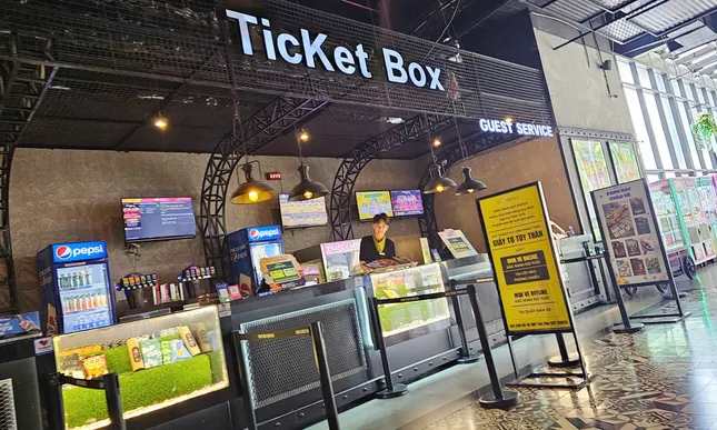 Phớt lờ 'lệnh' đình chỉ, loạt cửa hàng vẫn hoạt động tại chung cư Discovery Complex ảnh 4