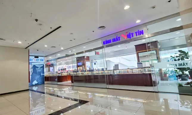 Phớt lờ 'lệnh' đình chỉ, loạt cửa hàng vẫn hoạt động tại chung cư Discovery Complex ảnh 3