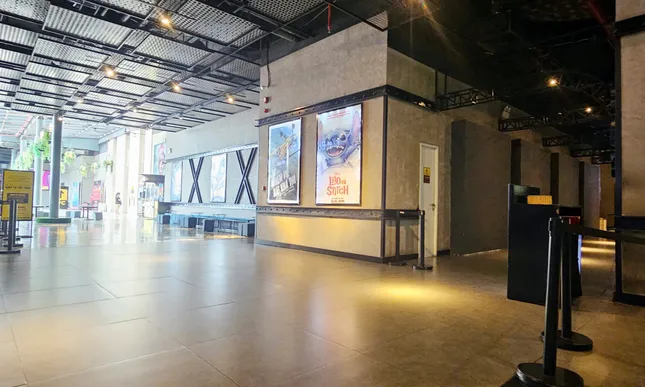 Phớt lờ 'lệnh' đình chỉ, loạt cửa hàng vẫn hoạt động tại chung cư Discovery Complex ảnh 8