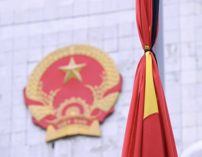Treo cờ rủ, không tổ chức hoạt động vui chơi công cộng trong hai ngày Quốc tang ảnh 1