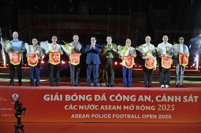 Thủ tướng dự lễ khai mạc giải bóng đá Công an, Cảnh sát các nước ASEAN mở rộng 2025 ảnh 1