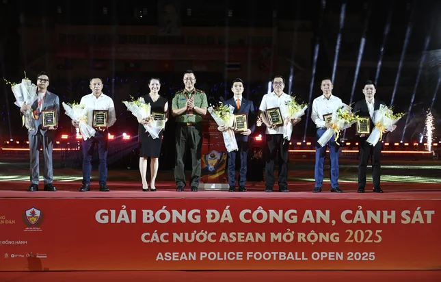Thủ tướng dự lễ khai mạc giải bóng đá Công an, Cảnh sát các nước ASEAN mở rộng 2025 ảnh 3