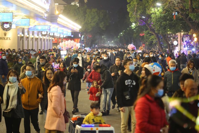 Pháo hoa rực sáng bầu trời, Việt Nam bước sang năm mới 2021 ảnh 33