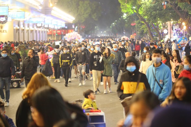 Pháo hoa rực sáng bầu trời, Việt Nam bước sang năm mới 2021 ảnh 34