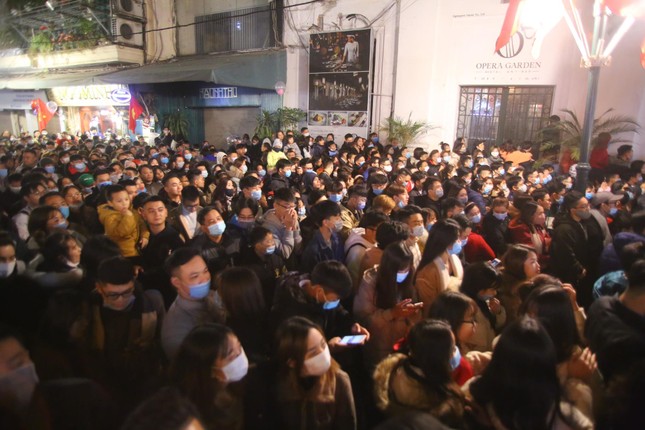 Pháo hoa rực sáng bầu trời, Việt Nam bước sang năm mới 2021 ảnh 37
