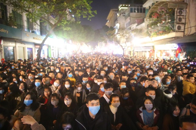 Pháo hoa rực sáng bầu trời, Việt Nam bước sang năm mới 2021 ảnh 39