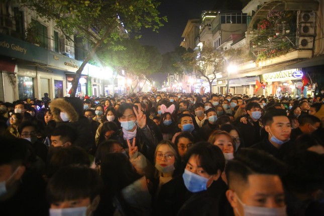 Pháo hoa rực sáng bầu trời, Việt Nam bước sang năm mới 2021 ảnh 40