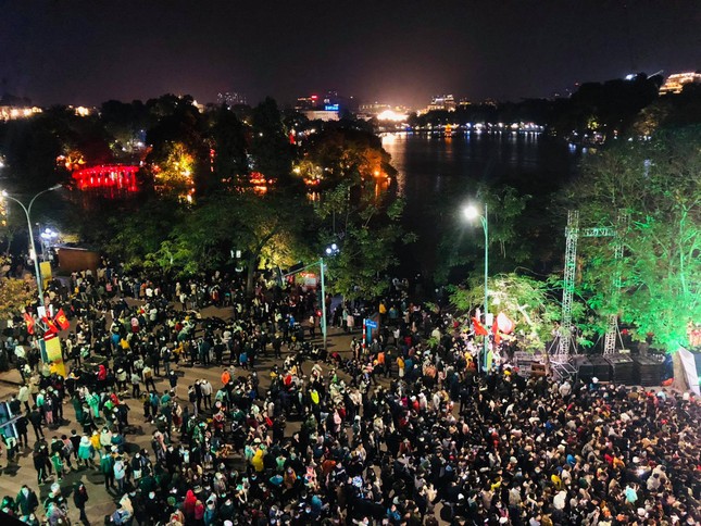 Pháo hoa rực sáng bầu trời, Việt Nam bước sang năm mới 2021 ảnh 49