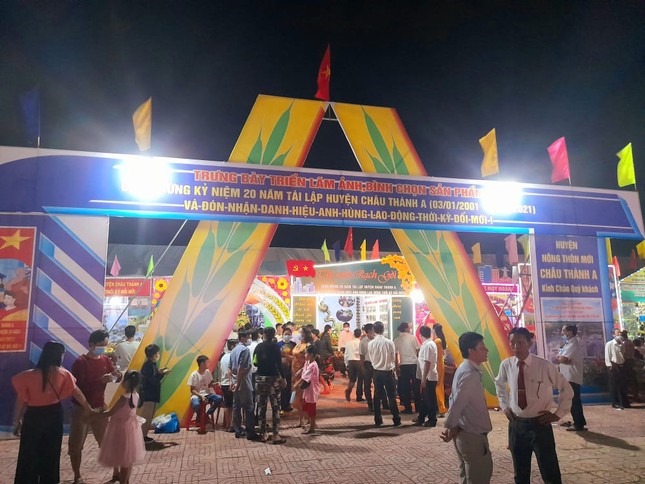 Pháo hoa rực sáng bầu trời, Việt Nam bước sang năm mới 2021 ảnh 20