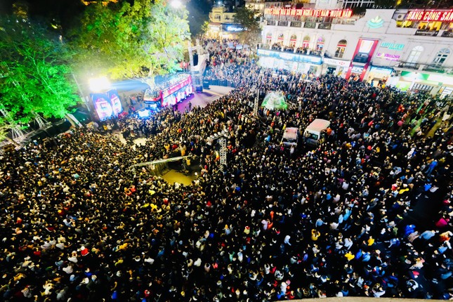 Pháo hoa rực sáng bầu trời, Việt Nam bước sang năm mới 2021 ảnh 51