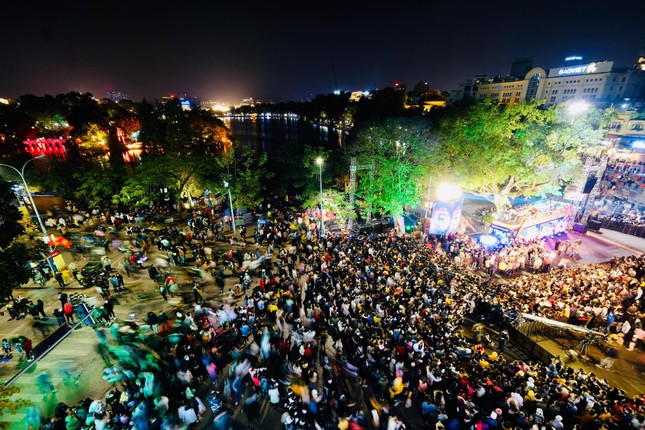 Pháo hoa rực sáng bầu trời, Việt Nam bước sang năm mới 2021 ảnh 53