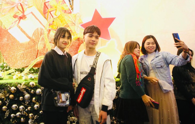 Pháo hoa rực sáng bầu trời, Việt Nam bước sang năm mới 2021 ảnh 25