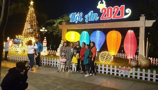 Pháo hoa rực sáng bầu trời, Việt Nam bước sang năm mới 2021 ảnh 59