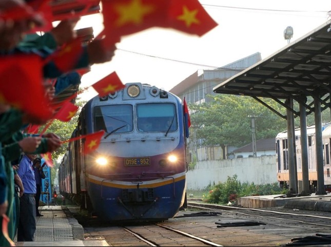 Ga Đà Nẵng rực rỡ cờ hoa đón đoàn diễu binh, diễu hành trở về ảnh 1