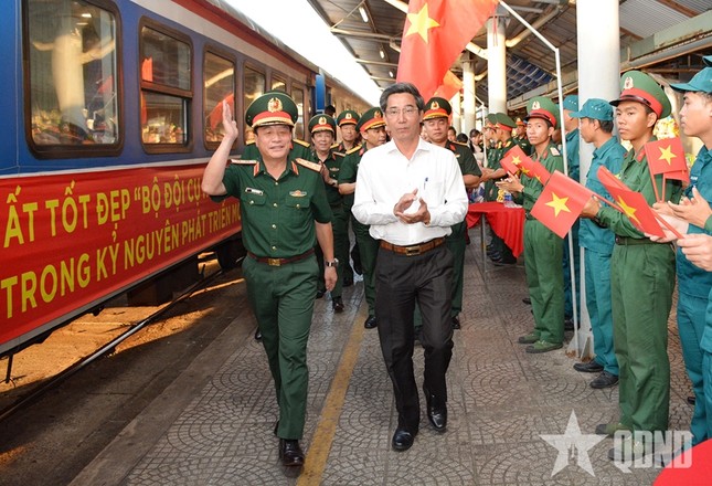 Ga Đà Nẵng rực rỡ cờ hoa đón đoàn diễu binh, diễu hành trở về ảnh 2