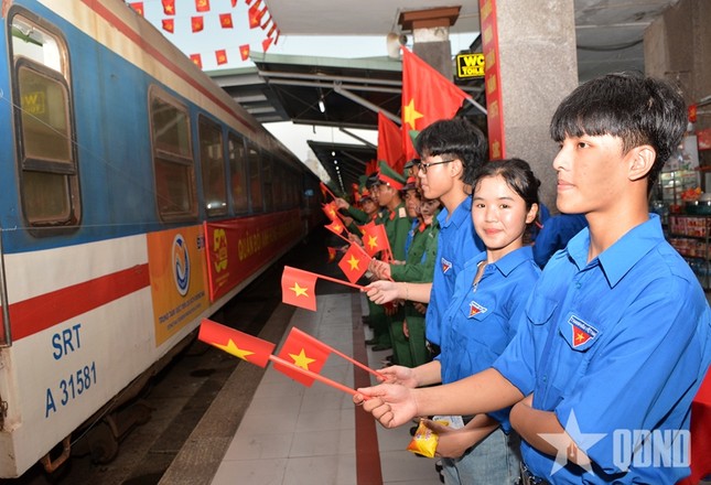 Ga Đà Nẵng rực rỡ cờ hoa đón đoàn diễu binh, diễu hành trở về ảnh 4