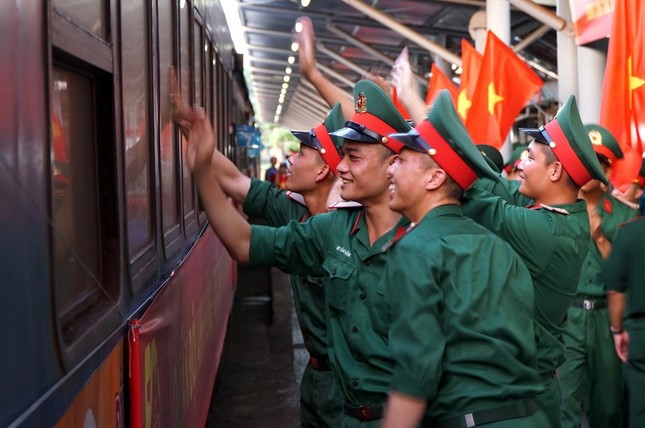 Ga Đà Nẵng rực rỡ cờ hoa đón đoàn diễu binh, diễu hành trở về ảnh 3