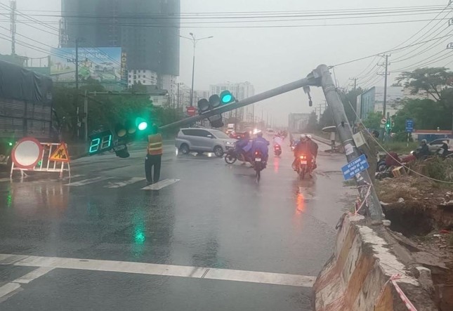 Mưa như trút nước kèm sấm sét ở Bình Dương, nhiều xe &apos;chết đuối’ trên đường ảnh 6