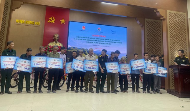Quảng Trị truy điệu, an táng 12 hài cốt liệt sĩ hy sinh tại nước bạn Lào ảnh 5