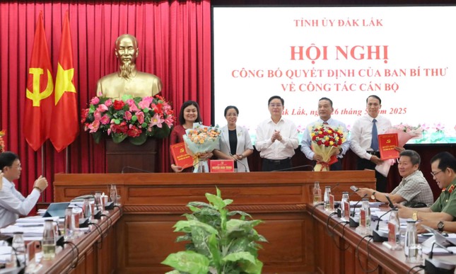Công bố quyết định của Ban Bí thư về công tác cán bộ tại 3 tỉnh ảnh 2