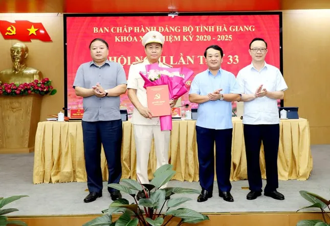 Công bố quyết định của Ban Bí thư về công tác cán bộ ở 4 tỉnh- Ảnh 3. Công bố quyết định của Ban Bí thư về công tác cán bộ ở 4 tỉnh- Ảnh 3.