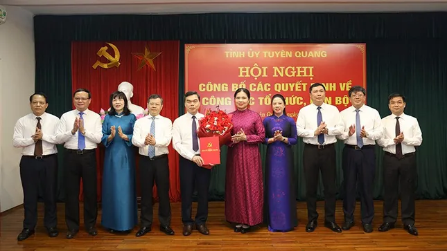 Công bố quyết định của Ban Bí thư về công tác cán bộ ở 4 tỉnh- Ảnh 1. Công bố quyết định của Ban Bí thư về công tác cán bộ ở 4 tỉnh- Ảnh 1.