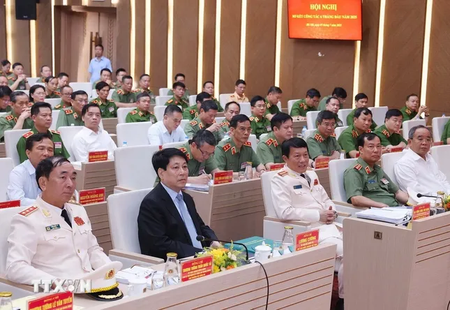 Chủ tịch nước Lương Cường dự Hội nghị sơ kết 6 tháng đầu năm 2025 của Bộ Công an ảnh 6
