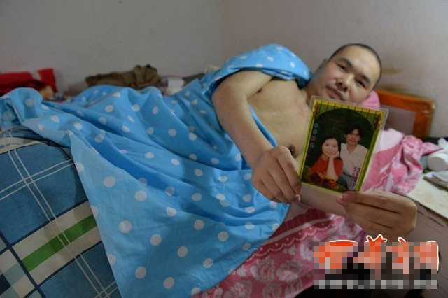 Vợ lấy chồng mới vẫn tận tụy chăm sóc chồng cũ bại liệt ảnh 2