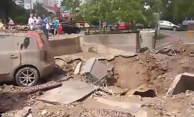 Video sốc: Đường ống nước ngầm nổ tung như núi lửa phun trào ảnh 1