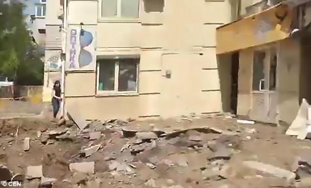 Video sốc: Đường ống nước ngầm nổ tung như núi lửa phun trào ảnh 4