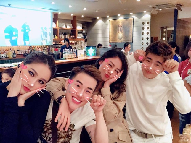 Văn Mai Hương bị fan nam cưỡng hôn trên sân khấu ảnh 2