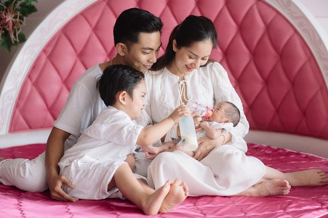 Khánh Thi khoe ảnh gia đình hạnh phúc, lần đầu lộ mặt con gái út ảnh 1
