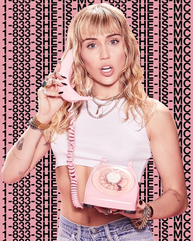 Hậu bị fan cuồng cưỡng hôn, Miley Cyrus tung ảnh ngực trần nổi loạn ảnh 2