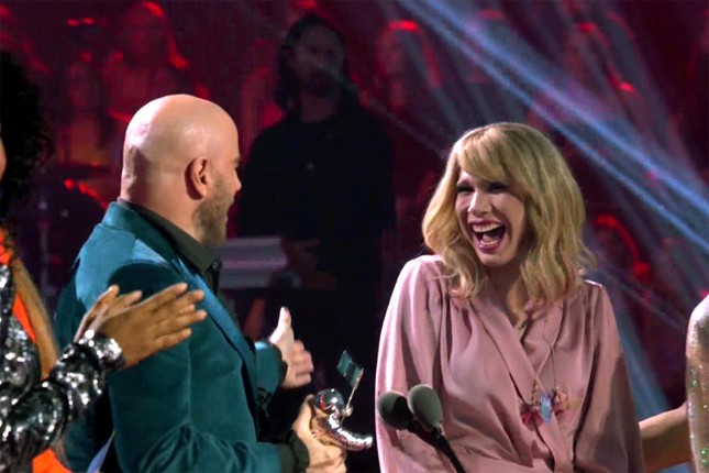 Nổi tiếng là thế, Taylor Swift vẫn bị nhầm với nghệ sĩ giả gái trên sân khấu ảnh 1