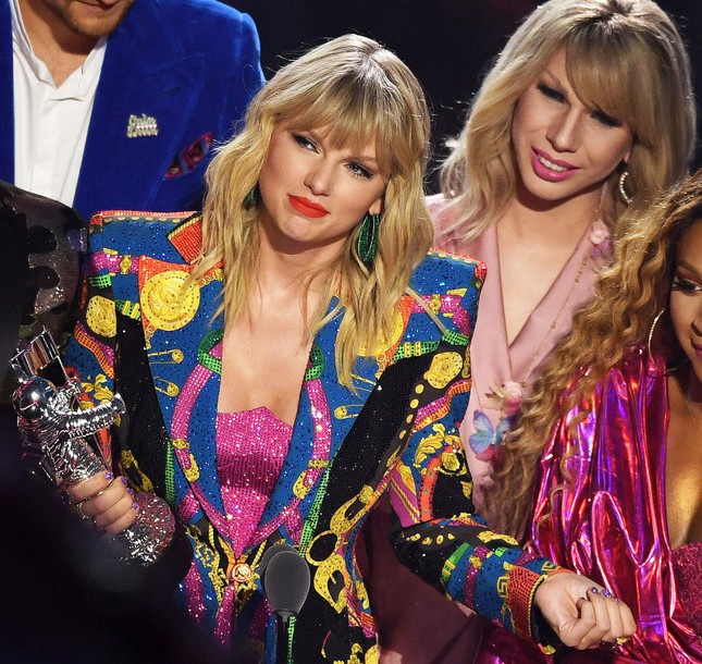 Nổi tiếng là thế, Taylor Swift vẫn bị nhầm với nghệ sĩ giả gái trên sân khấu ảnh 2