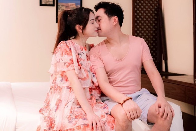Bà xã Dương Khắc Linh liên tục đăng ảnh bầu vẫn có trai nhắn tin cưa cẩm ảnh 5
