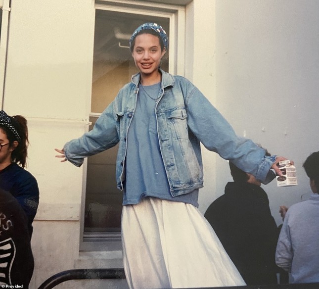 Loạt ảnh và thư tay hiếm chưa từng hé lộ về Angelina Jolie thời chưa nổi tiếng ảnh 17