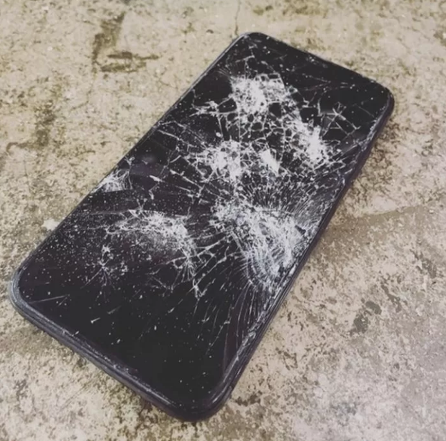 Goo Hye Sun gây tranh cãi vì thẳng tay dùng búa đập nát iPhone đắt tiền ảnh 2