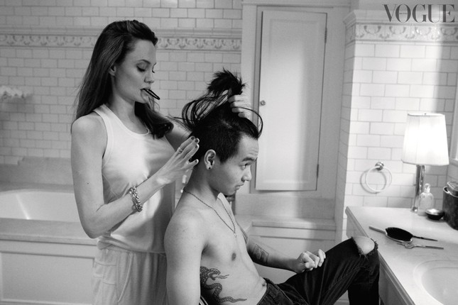 Angelina Jolie chia sẻ ảnh gia đình hiếm hoi trên Vogue Anh, trải lòng về việc làm mẹ ảnh 2