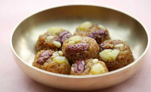 Nguyên liệu nào không được dùng trong món Yaksik của Hàn Quốc?