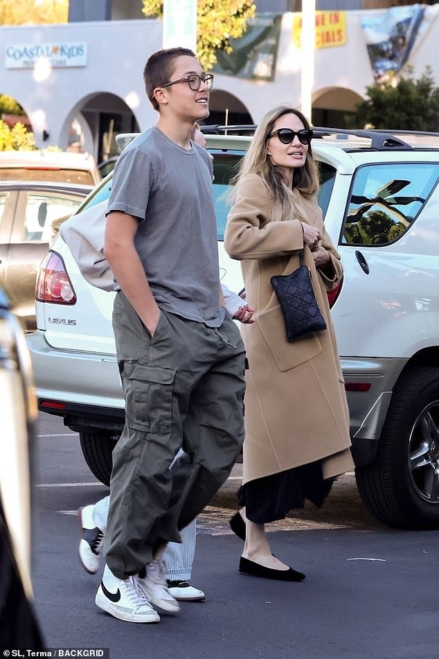 Angelina Jolie and Brad Pitt's son's appearance causes a stir photo 2