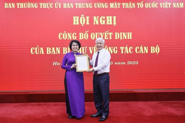 Bản tin 8H: Trao quyết định nghỉ hưu trước tuổi đối với bà Tô Thị Bích Châu ảnh 1