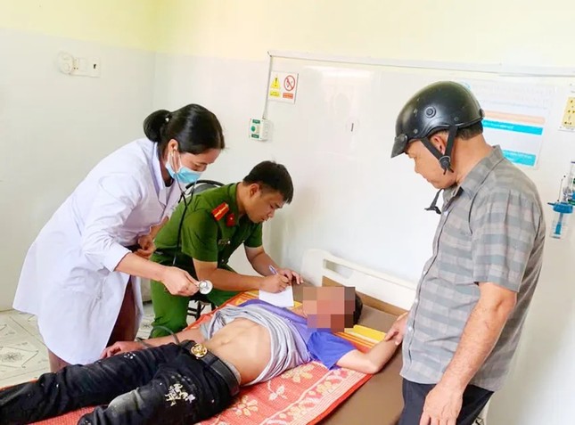 Bản tin 8H: Nam sinh nhảy cầu rồi tự bơi vào bờ khiến hàng chục người tìm kiếm ảnh 1