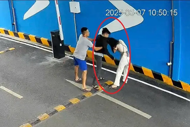 Bản tin 8H: Chồng cũ tìm tới tận chỗ làm, đánh túi bụi người phụ nữ ảnh 1