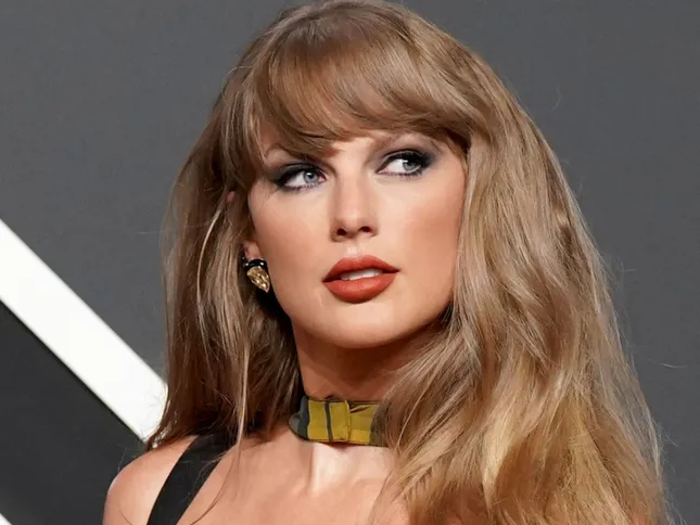 Taylor Swift cầu cứu ảnh 1